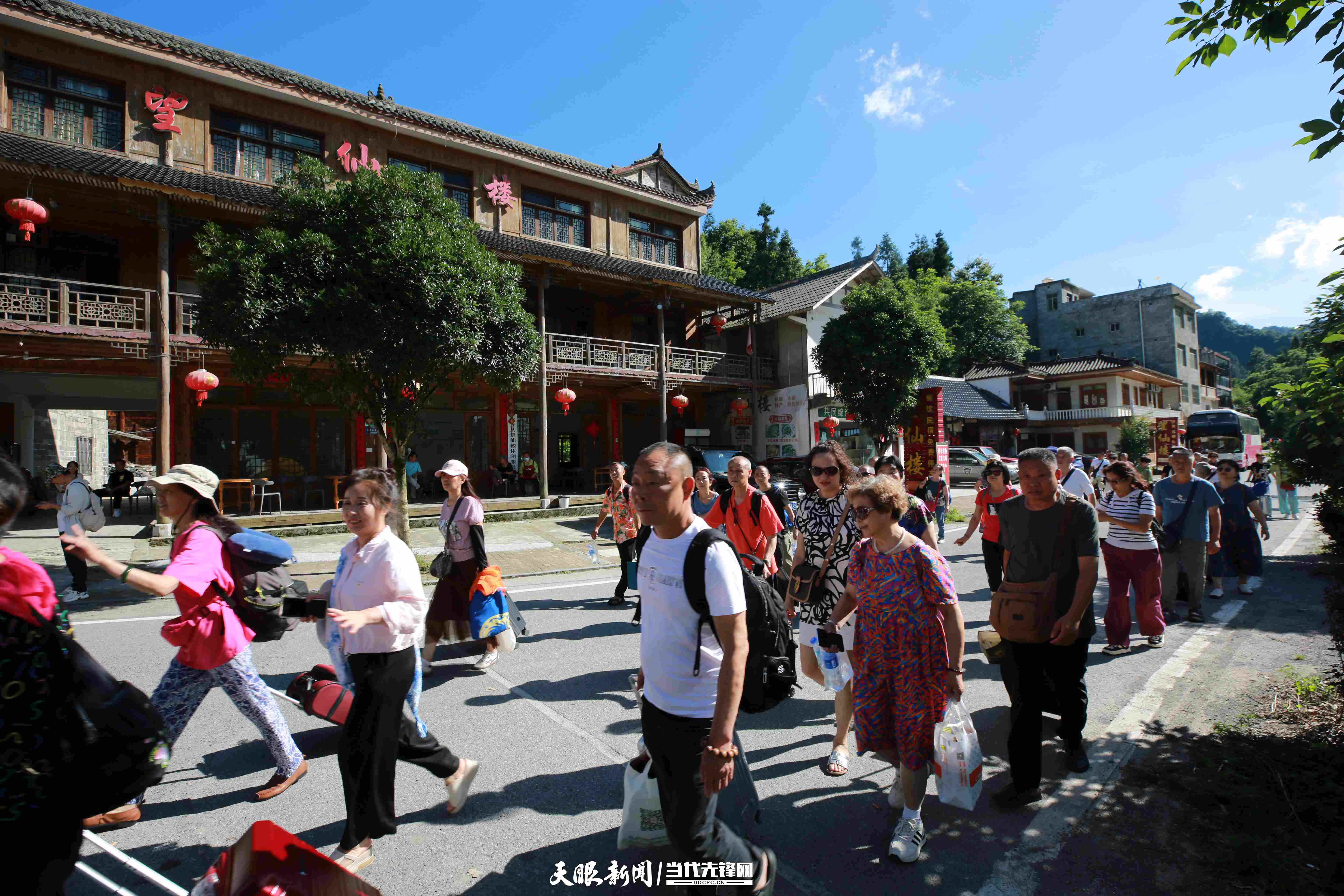 游客抵达大方县雨冲乡曾家寨村  本报记者 郑林华 摄.JPG