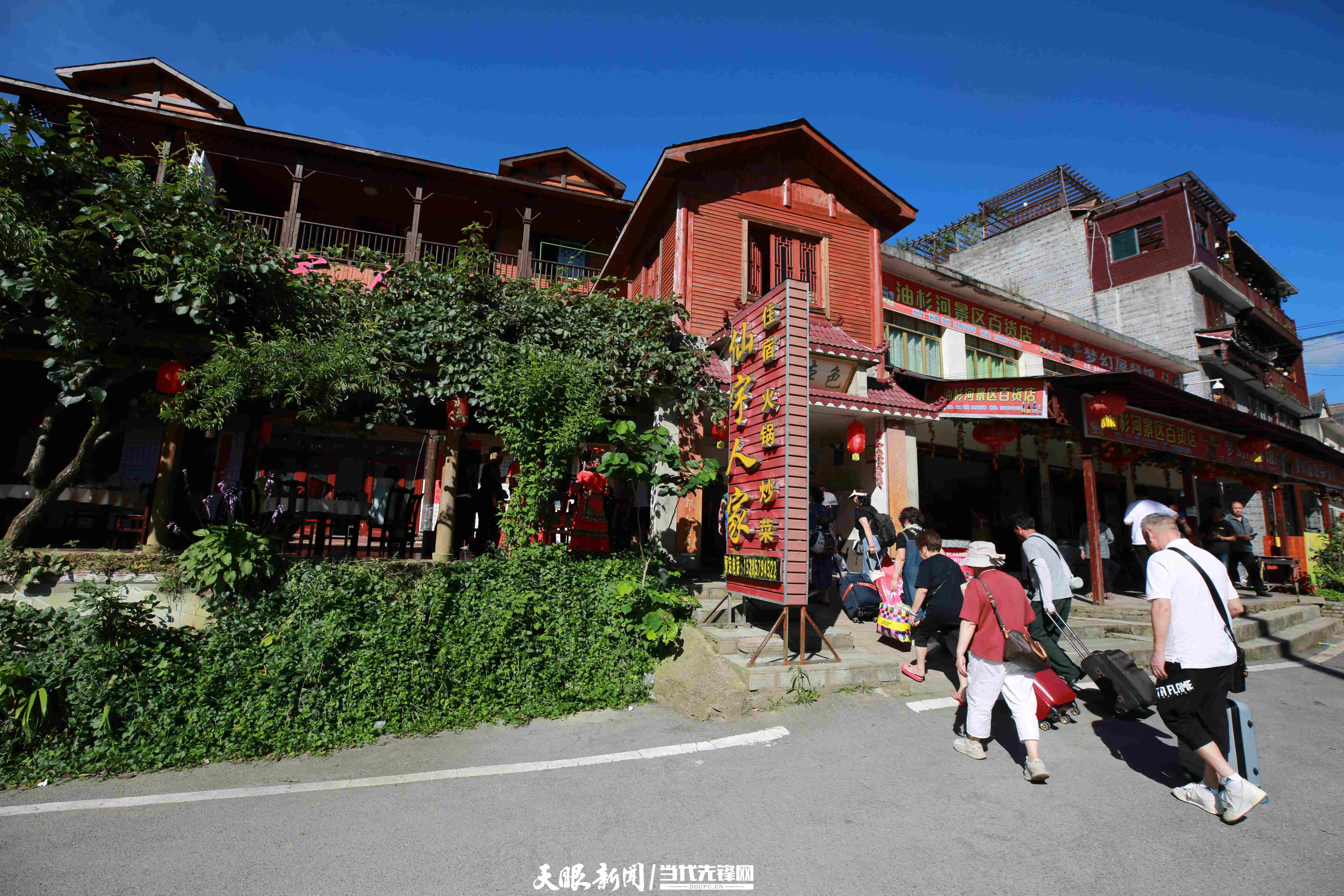 游客入驻民宿  本报记者 郑林华 摄 (2).JPG
